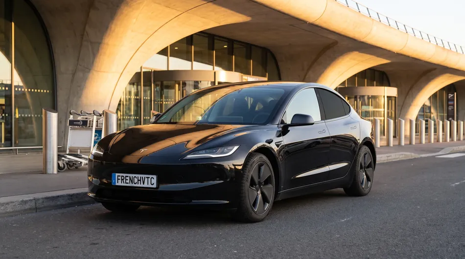 Tesla Model 3 Highland noire French VTC au dépose-minute de l'aéroport Charles-de-Gaulle